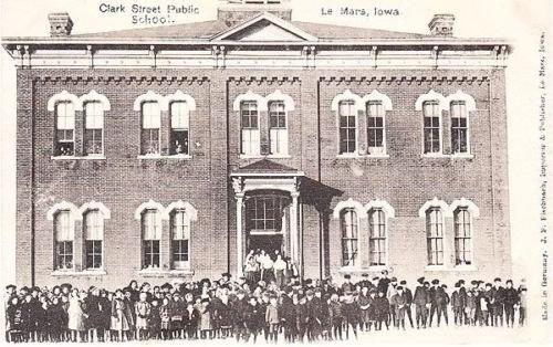1907 LE MARS, IA, CLARK STREET PUBLIC SCHOOL POSTCARD